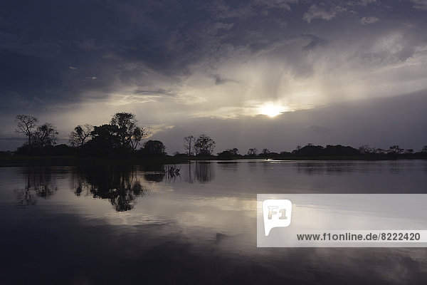 Abendstimmung an einem zum See verbreiterten Teil des Amazonas oder Rio Solimões