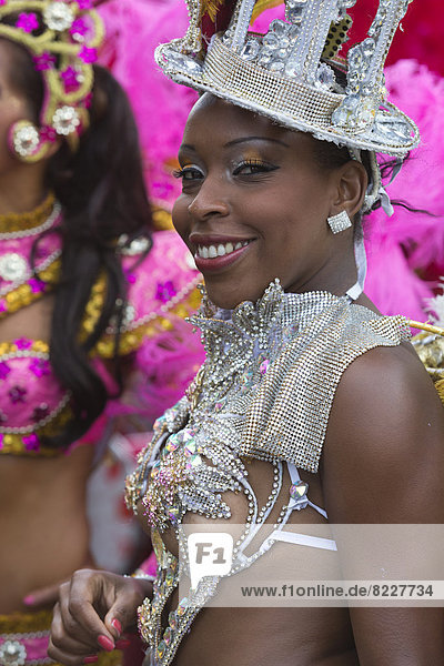 'Notting Hill Carnival  kostümiertes Mitglied der Sambaschule ''Paraiso School of Samba'' beim Karnevalsumzug'