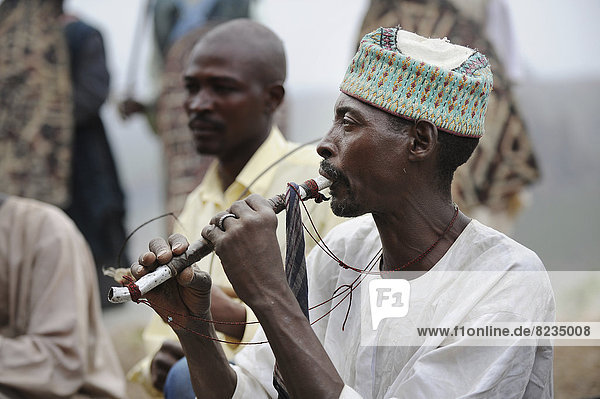 Eine Folklore-Gruppe präsentiert traditionelle Musik und Tänze
