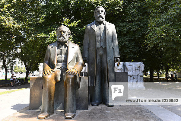 Bronzefiguren von Karl Marx und Friedrich Engels  Marx-Engels-Forum