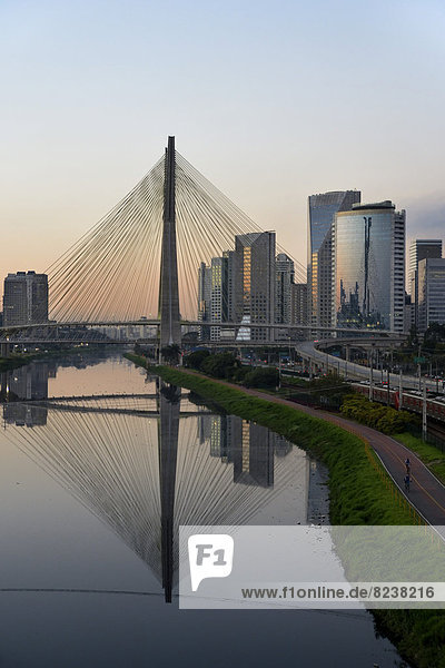 Moderne Hochhäuser und Brücke Octávio Frias de Oliveira über den Fluss Rio Pinheiros