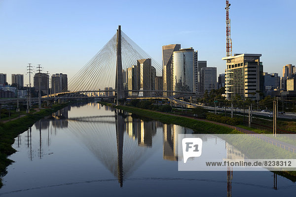 Moderne Hochhäuser und Brücke Octávio Frias de Oliveira über den Fluss Rio Pinheiros