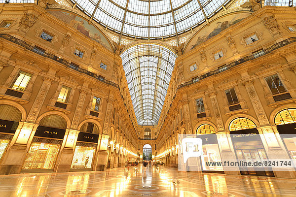 Luxus-Einkaufspassage  überdachte Galerie Galleria Vittorio Emanuele II  Dämmerungsaufnahme zur blauen Stunde