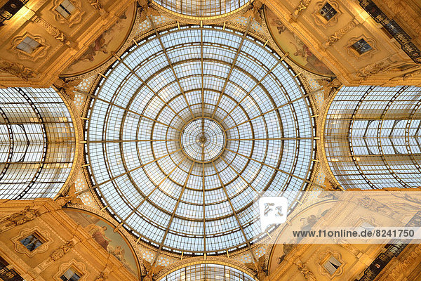 Glaskuppel über dem Oktagon  Luxus-Einkaufspassage  überdachte Galerie Galleria Vittorio Emanuele II  Dämmerungsaufnahme zur blauen Stunde