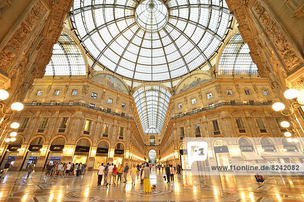 Glaskuppel über dem Oktagon  Luxus-Einkaufspassage  überdachte Galerie Galleria Vittorio Emanuele II  Dämmerungsaufnahme zur blauen Stunde