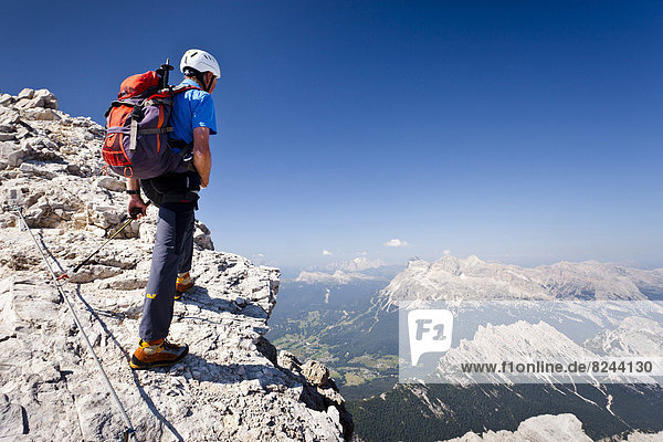 Bergsteiger beim Aufstieg über den Klettersteig Via ferrata Marino Bianchi am Monte Cristallo  hinten die Tofane