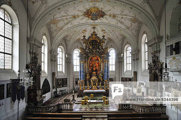 Altarraum mit Deckengewölbe der Pfarrkirche und Wallfahrtskirche Mariä Himmelfahrt