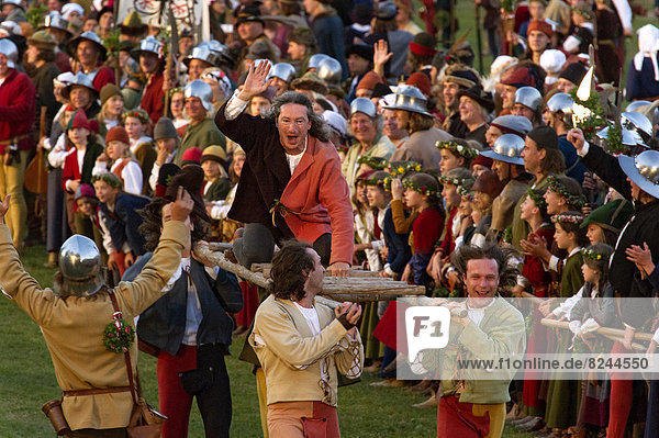 'Festliche Spiele am Turnierplatz Leiterrennen in mittelalterlichen Kostümen ''Landshuter Hochzeit'''