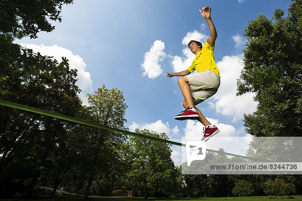 Athlet auf einer Slackline