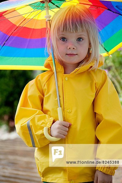 Regenmantel  stehend  Regenschirm  Schirm  Mädchen