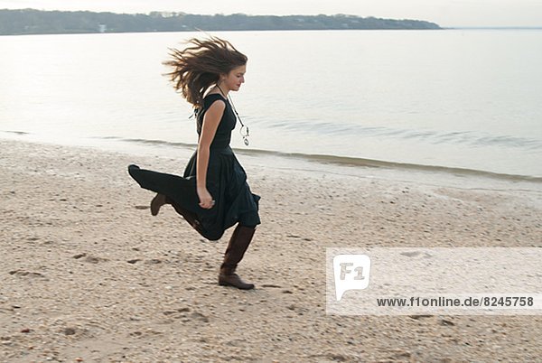 junge Frau junge Frauen Strand rennen
