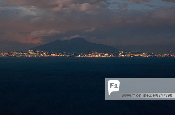 entfernt Großstadt Vulkan Ansicht Distanz Abenddämmerung