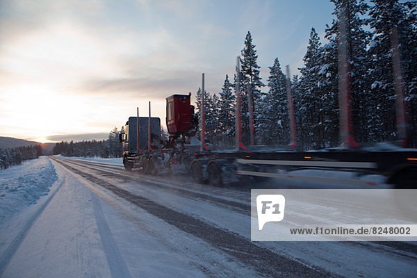 Winter Fernverkehrsstraße Lastkraftwagen