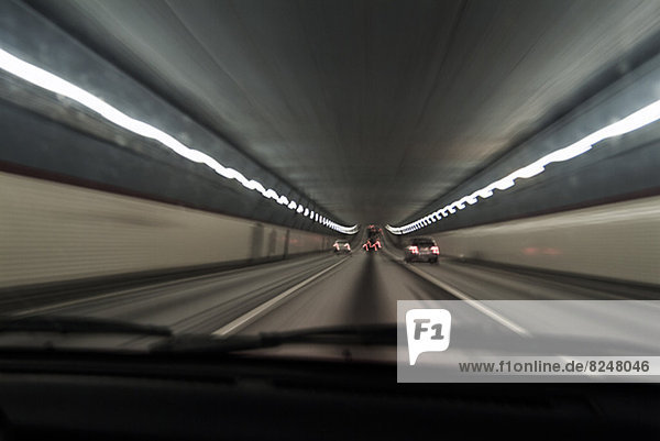 Autos im tunnel