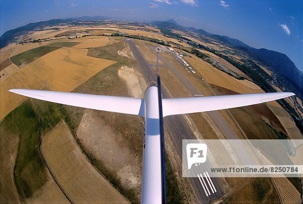 fliegen  fliegt  fliegend  Flug  Flüge  über  Zwilling - Person  Ansicht  Gleitschirm  Luftbild  Fernsehantenne  Aragonien  Hobel  Spanien