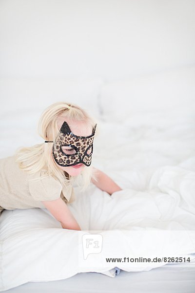 Bett  kriechen  robben  Kleidung  Maske  Mädchen