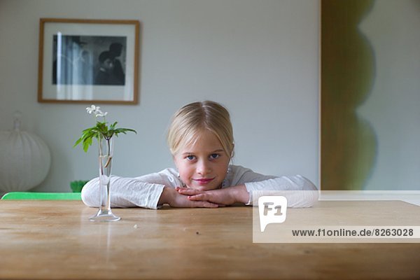 sitzend Portrait Mädchen Tisch