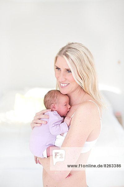 Neugeborenes  neugeboren  Neugeborene  Frau  halten  Tochter