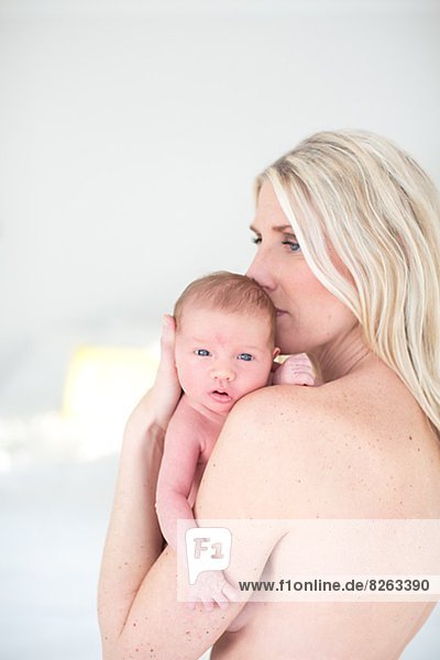 Neugeborenes  neugeboren  Neugeborene  Frau  umarmen  Tochter