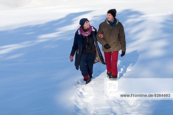 Paar Wandern im Schnee