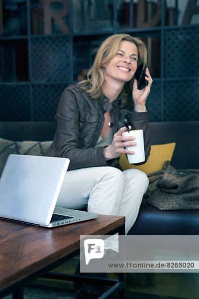sitzend  Geschäftsfrau  sprechen  Telefon  Cafe  Handy