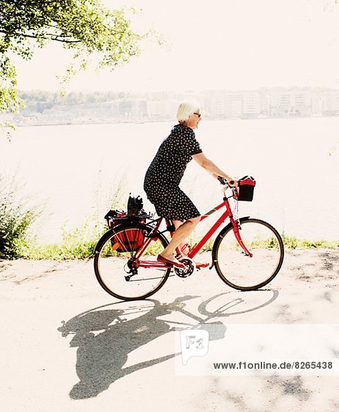 ältere Frau Radfahren