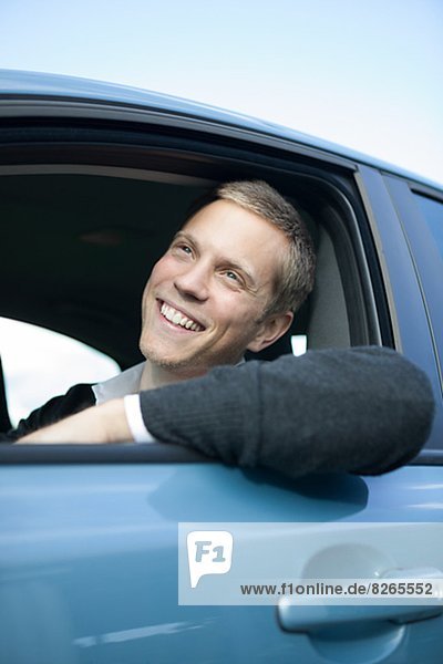 Mann  lächeln  Auto  jung