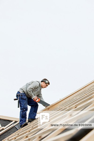Mann arbeiten Dach