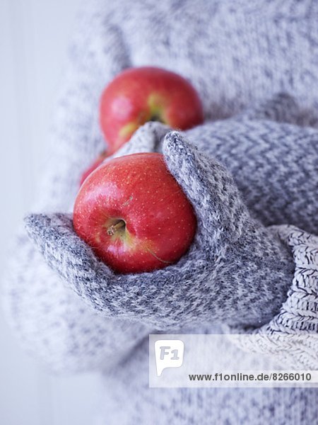 Kinderzimmer  halten  Handschuh  rot  Apfel