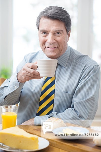 Mann  lächeln  reifer Erwachsene  reife Erwachsene  essen  essend  isst  Frühstück