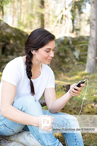 Frau  zuhören  lächeln  Wald  Musik  jung  Schweden