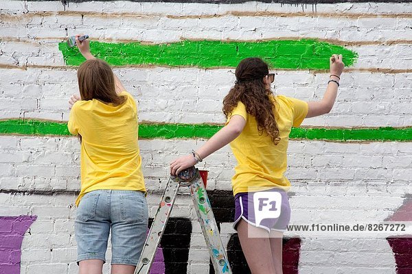 hoch  oben  Anschnitt  Jugendlicher  arbeiten  Planung  Wand  Sommer  Großstadt  Gemeinschaft  Schule  Student  Verbesserung  Freiwilliger  Farbe  Farben  Wandbild  Vorort  Detroit  Michigan  bemalen