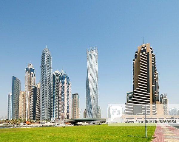 hoch  oben  aufwärts  Hochhaus  Jachthafen  Verbindung  Ortsteil  Dubai  modern