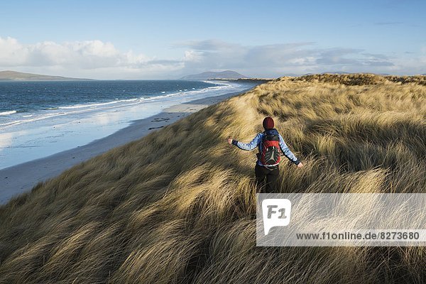 Frau  gehen  Strand  Küste  Düne  Gras  Schottland  Westen