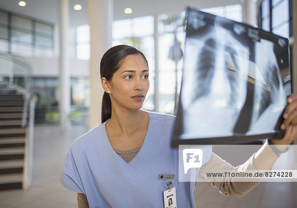 Krankenschwester untersucht Brust-Röntgenbilder im Krankenhaus