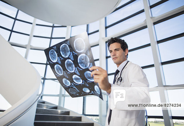 Röntgenbilder des Arztes auf der Treppe