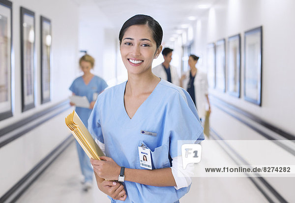 Porträt der lächelnden Krankenschwester im Krankenhausflur