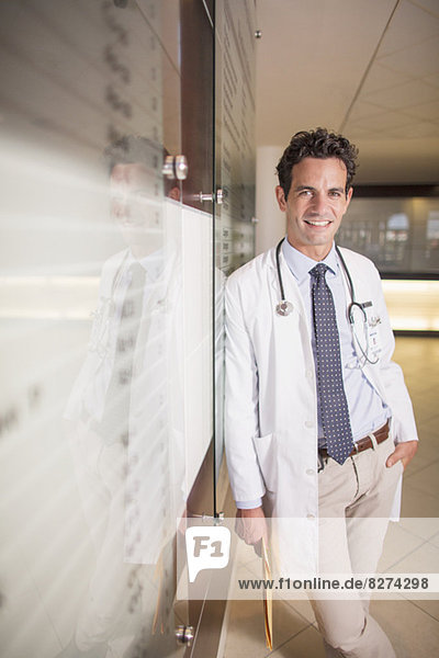 Porträt eines lächelnden Arztes im Krankenhaus