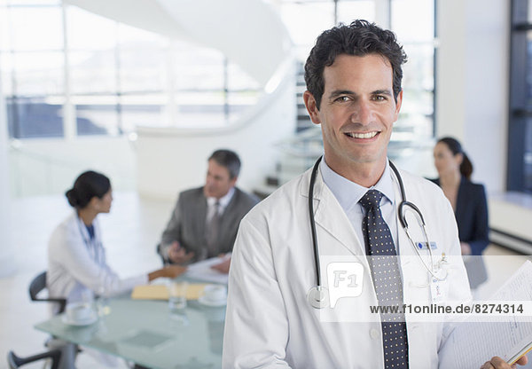 Porträt des lächelnden Arztes im Meeting