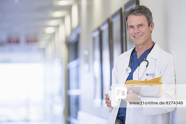 Porträt des lächelnden Arztes im Krankenhausflur