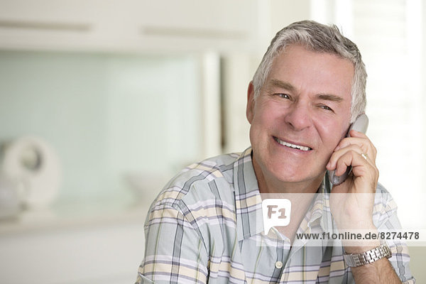 Nahaufnahme eines älteren Mannes am Telefon