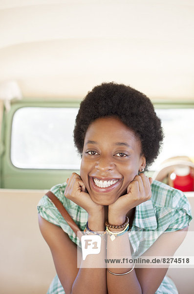 Porträt der lächelnden Frau auf dem Rücksitz des Wohnmobils