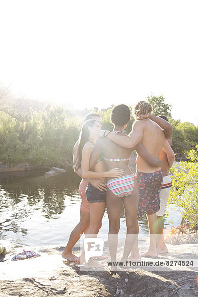 Freunde umarmen sich am Flussufer