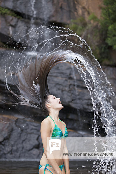 Frau  die Haare im Wasser umdreht