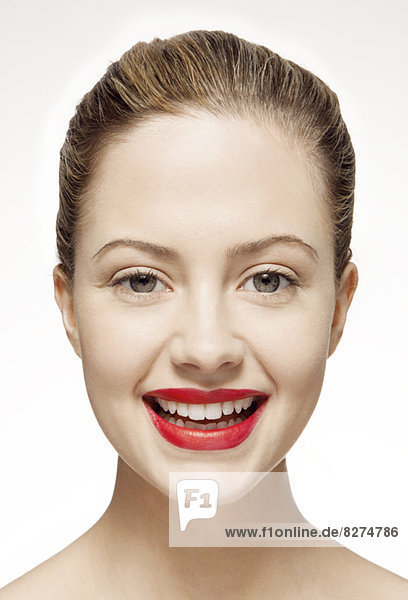 Lächelnde Frau mit rotem Lippenstift