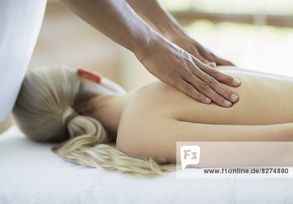 Frau erhält Massage im Spa