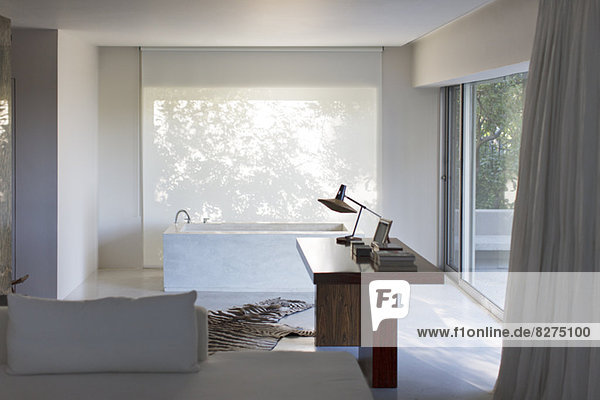 Schreibtisch und Badewanne im modernen Haus