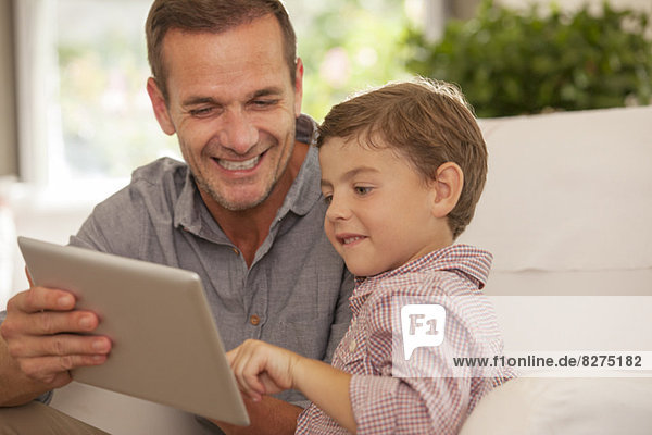 Vater und Sohn mit digitalem Tablett