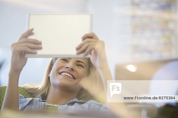 Geschäftsfrau mit digitalem Tablett im Büro