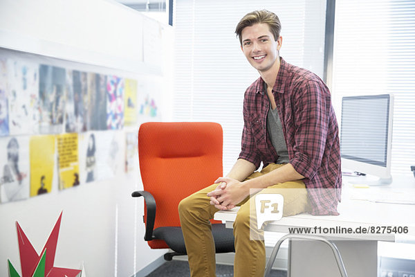 Geschäftsmann auf dem Schreibtisch im Büro sitzend